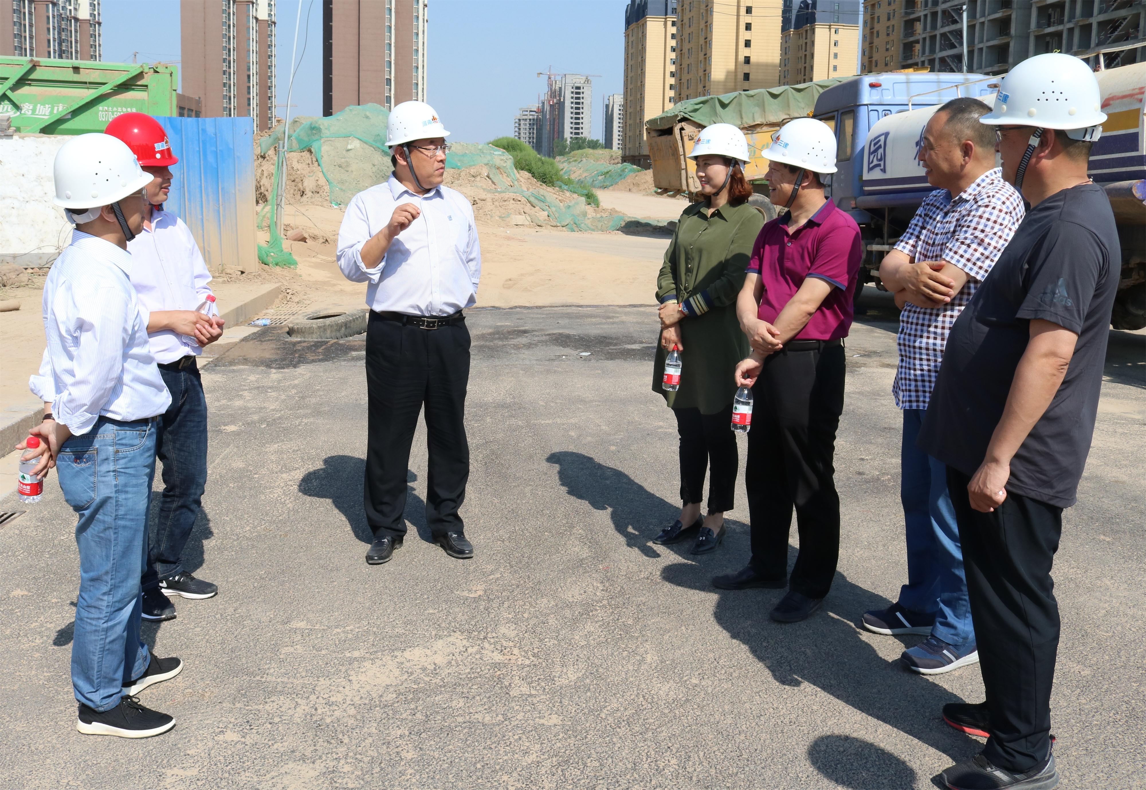 集團(tuán)公司董事長(zhǎng)張超一行赴施工現(xiàn)場(chǎng)慰問(wèn)一線(xiàn)員工